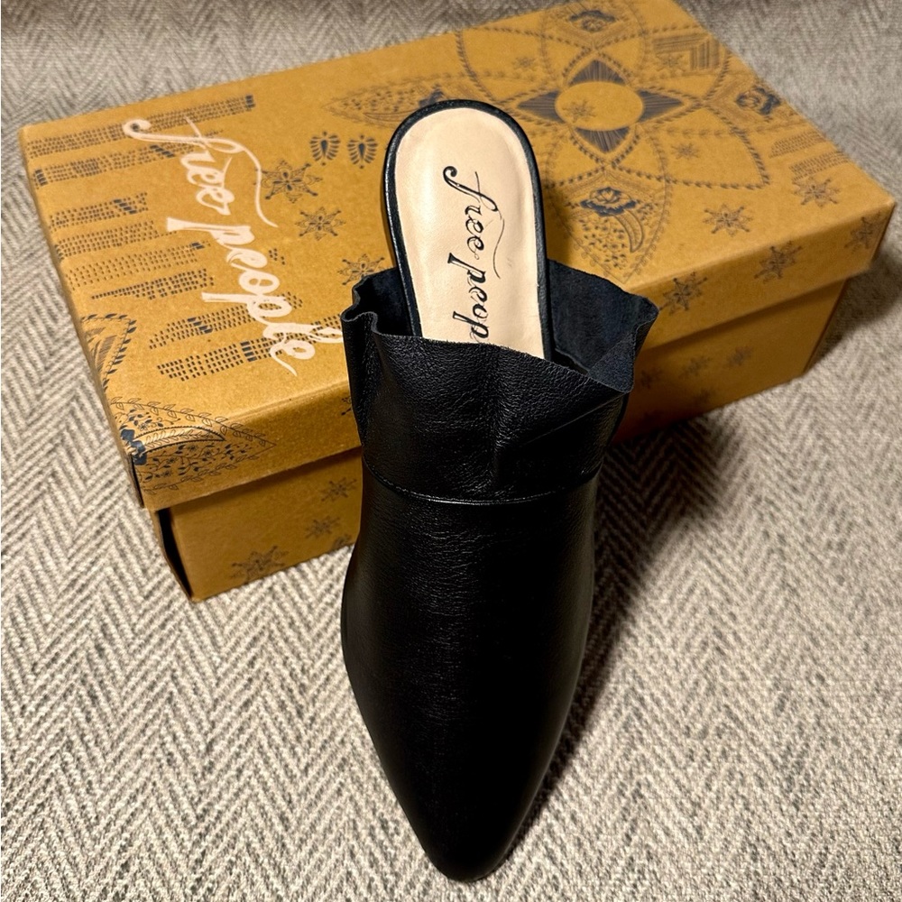 LEFT single Free People Sienna black slip-on loafer flat Womens sz 38 (US 8) NEW